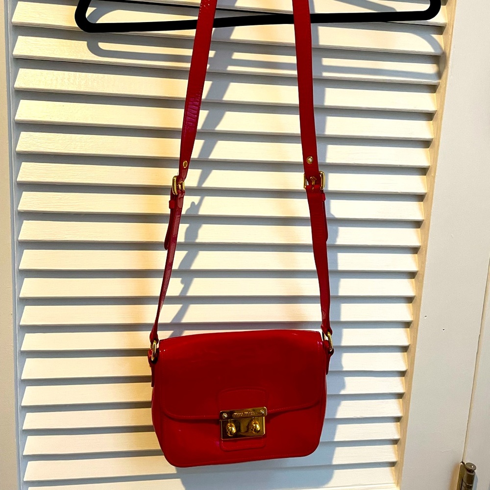Red patent leather strappy shoulder purse with gold details/clasp. - Picture 2 of 4